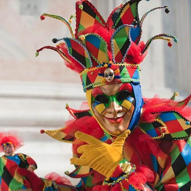 Maschera colorata di giullare, con dettagli vivaci e un'espressione giocosa e festosa.
