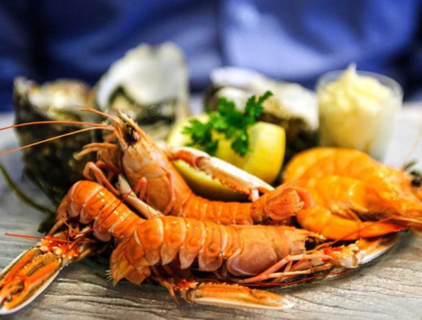 Un piatto di crostacei freschi e succulenti, invitante e ricco di sapori del mare.